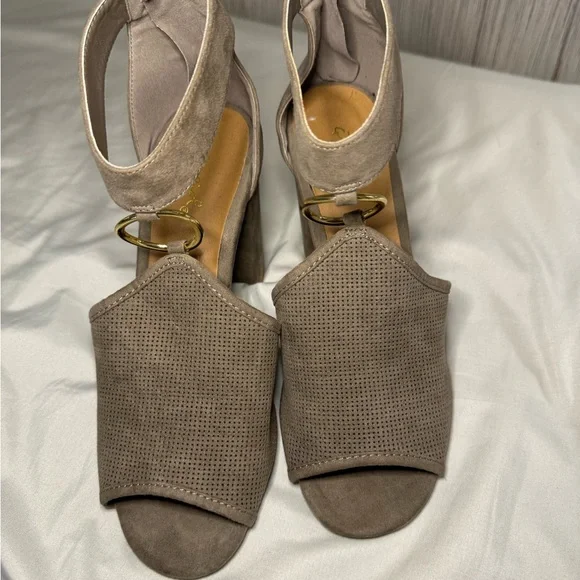 Qupid Sexy Sandals Taupe Size 7 - Picture 2 of 7